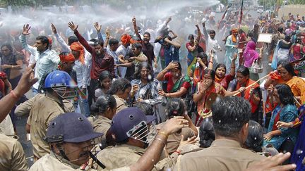 &nbsp; (Des canons à eau contre les manifestants, à Lucknow, dans l'Etat de l'Uttar Pradesh © REUTERS/Pawan Kumar)