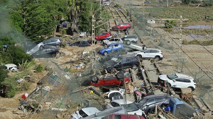 Des épaves de voitures entassées sur une ligne ferroviaire près d'Alfafar (Espagne), le 31 octobre 2024, après les inondations monstres dans la région de Valence. (JOSE JORDAN / AFP)