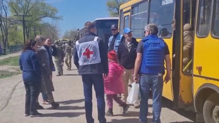 En Ukraine, l'opération d'évacuation des civils de Marioupol doit reprendre lundi 2 mai. La veille, une centaine d'entre eux ont pu quitter l'usine Azovstal. Une première depuis le début de la guerre, saluée par le président ukrainien, Volodymyr Zelensky. (CAPTURE D'ÉCRAN FRANCE 3)