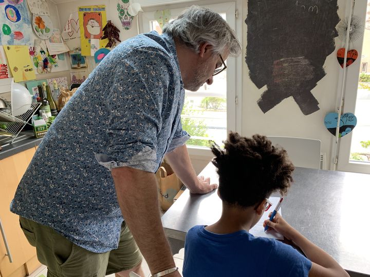 Michel et son fils&nbsp;Aÿel,&nbsp;à leur domicile. (AURELIEN THIRARD / RADIO FRANCE)