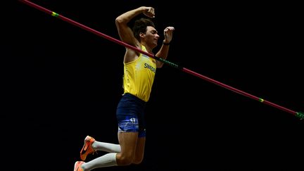 Armand Duplantis lors de la finale des Mondiaux de Budapest (Hongrie), le 26 août 2023. (BEN STANSALL / AFP)