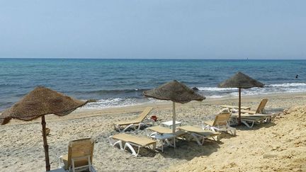 Sous les parasols, la plage, mais point d'estivant. Le promeneur a parfois l’impression de marcher dans un lieu fantôme… (FTV - Laurent Ribadeau Dumas)