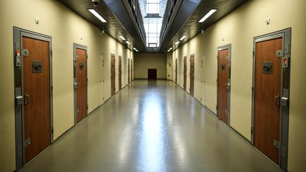 Un couloir de la prison de la Santé, à Paris, le 12 avril 2019. (STEPHANE DE SAKUTIN / AFP)