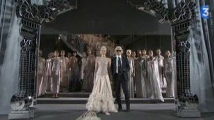 Défilés de haute couture : le Chanel sophistiqué de Lagerfeld
 (Culturebox)