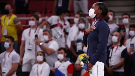 Le podium et la Marseillaise de Clarisse Agbégnénou, à Tokyo le 27 juillet 2021. (JACK GUEZ / AFP)