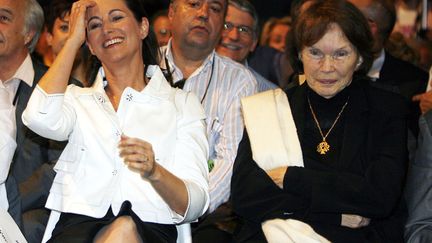 La candidate socialiste &agrave; l'&eacute;clection pr&eacute;sidentielle S&eacute;gol&egrave;ne Royale (G) et l'ancienne premi&egrave;re dame Danielle Mitterrand assistent &agrave; un meeting politique &agrave; Toulouse (Haute-Garonne), le 19 avril 2007. (JACKY NAEGELEN / REUTERS)