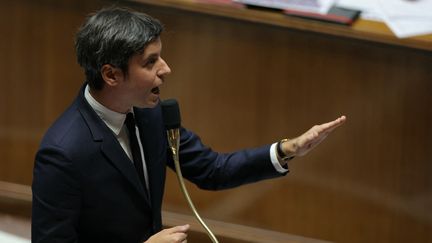 Le Premier ministre Gabriel Attal, face aux députés, à l'Assemblée nationale, à Paris, le 16 janvier 2024. (THOMAS SAMSON / AFP)