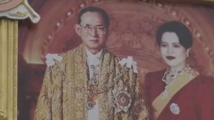 Thaïlande : le pays en deuil après le décès du roi Bhumibol