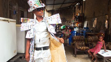 Yves Sambu est né à Lukula (Bas-Congo) en 1980. Diplômé de l’académie de Kinshasa en art plastique en 2006, il a étudié la peinture mais se consacre surtout à la photographie et à la vidéo. Il est placé parmi les grands espoirs de l’art contemporain en RDC. Ses clichés les plus connus sont ceux réalisés sur les sapeurs (mouvement dandy né dans les années 60 au Congo) et sur Cédrick Mbengi, un sapeur entièrement vêtu de papier. «Ce qui m'intéresse dans la démarche de 100% Papier, Kadhitoza et d'autres, c'est qu'ils cherchent la personnalité des vêtements. Plus encore, ils affirment cette identité!», commente Yves Sambu, président du collectif Sadi (Solidarité des Artistes pour le Développement Intégral) qui travaille régulièrement avec une dizaine de sapeurs.
 (Yves Sambu )