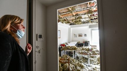 Une femme observe les dégâts occasionnés dans une résidence par un orage de grêle à Vichy (Allier), le 5 juin 2022. (MAXPPP)