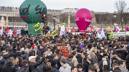 Un rassemblement place de la Concorde, à Paris, le 16 mars 2023, pour contester l'utilisation de l'article 49.3 de la Constitution par la Première ministre Elisabeth Borne dans le cadre du projet de loi de réforme des retraites. (VINCENT GERBET / HANS LUCAS / AFP)