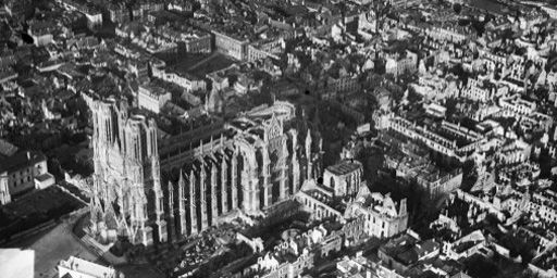 Vue aérienne de la cathédrale de Reims au début du XXe siècle (AFP - ministère de la Culture - Médiat - RMN)