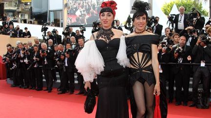 Rossy de Palma (G) pose avec la choreagraphe Blanca Li sur les marches du Palais des festivals
 (VALERY HACHE/AFP)