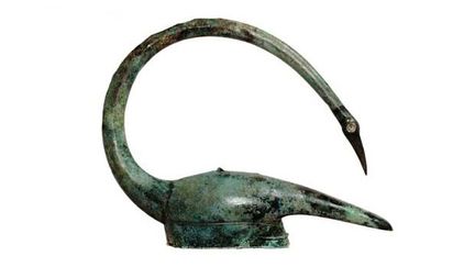 Ce casque en forme d&#039;oiseau a été retrouvé dans une fosse du sanctuaire de Tintignac (Corrèze), au milieu d&#039;objets métalliques imbriqués les uns dans les autres. Ces objets (casques mais aussi épées, fers de lance...), ont été apparemment &quot;mutilés&quot; avant d&#039;être enfouis. On ignore s&#039;ils étaient utilisés lors de cérémonies ou au combat.
 (Patrick Ernaux - INRAP)