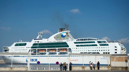 Un ferry de la SNCM&nbsp;quitte le port de Marseille,&nbsp;le 28 octobre 2014. (BERTRAND LANGLOIS / AFP)