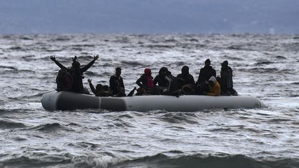 Environ 1 300 exilés sont arrivés sur l'île grecque de Lesbos, entre dimanche 1er et lundi 2 mars au matin. (ARIS MESSINIS / AFP)