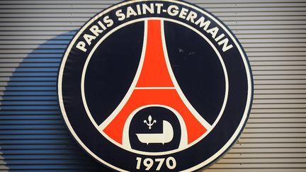 Le logo du PSG sur la façade du Parc des princes, à Paris. (LIONEL BONAVENTURE / AFP)