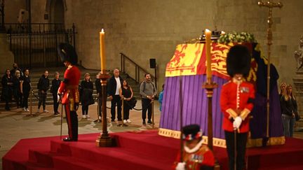 Après une dizaine d'heures d'attente, le public&nbsp;observe le cercueil&nbsp;de la reine Elizabeth II à l'intérieur du palais de Westminster le 14 septembre 2022. Le défilé prendra fin&nbsp;quelques heures avant les funérailles prévues lundi. (BEN STANSALL / POOL / AFP)