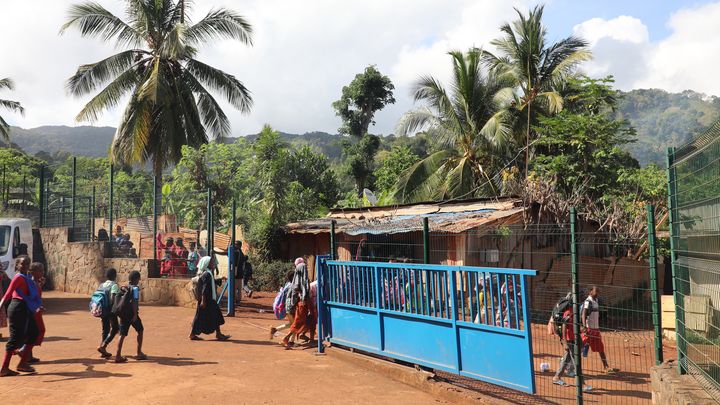 Des enfants quittent l'école de Longoni, à Mayotte, le 11 octobre 2023. (ROBIN PRUDENT / FRANCEINFO)