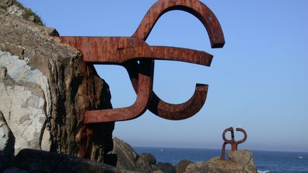 Les Abattoirs de Toulouse poursuivent leur série de monographies consacrées à de grandes figures de l'art moderne et contemporain avec le sculpteur basque espagnol Eduardo Chillida (1924-2002), maître du fer qui a associé dès les années 1950 le travail de la forge à la modernité, englobant dans son œuvre l'espace environnant. L'exposition réunit des œuvres marquées par la préoccupation du sculpteur pour les notions de gravité, de vide et de plein. Du 5 avril au 26 août 2018. Ici, Eduardo Chillida, "Peine del viento XV", San-Sebastian, 1976
 ( Zabalaga – Leku, Adagp, Paris, 2018 ; photo Archives Eduardo Chillida)