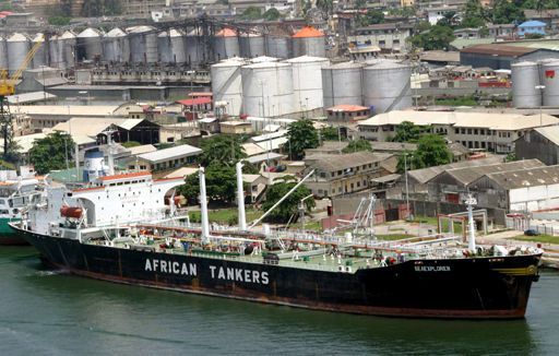 Tanker déchargeant des produits pétroliers à Lagos (Nigeria) le 5 juin 2006. (REUTERS - George Esiri)