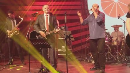 Le président  slovaque Andrej Kiska joue la rock star, mars 2015
