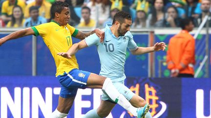 Luiz Gustavo face à Karim Benzema lors d'un Brésil-France amical en 2013. Le Brésil l'avait emporté 3-0. (LUCAS UEBEL / AFP)