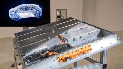 Des batteries installées sur un chassis de voiture dans l'usine Volkswagen de&nbsp;Salzgitter (Allemagne). (PICTURE ALLIANCE / PICTURE ALLIANCE)