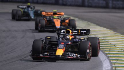 Max Verstappen devant Lando Norris et Fernando Alonso lors du Grand Prix du Brésil de Formule 1, le 5 novembre 2023. (DOUGLAS MAGNO / AFP)