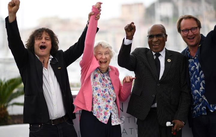 De gauche à droite, le cinéaste Gilles Porte, l'activiste politique Sylvia Neame, l'ancien prisonnier politique Andrew Mlangeni et le réalisateur Nicolas Champeaux posent le 14 mai 2017 lors d'un photocall à l'occasion de la présentation de leur film «L'Etat contre Mandela et les autres (The State Against Mandela)» en sélection officielle de la 71e édition du Festival de Cannes.
 (Loic VENANCE/AFP)