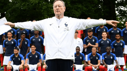 Le chef de presse de l'équipe de France, Philippe Tournon, le 30 mai 2018, à Clairefontaine (Yvelines) lors de la séance photo officielle des Bleus avant le Mondial en Russie.