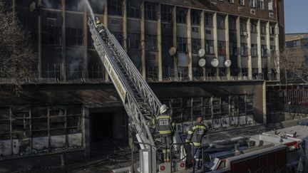 Un incendie à Johannesburg (Afrique du Sud), le 31 août 2023. (MICHELE SPATARI / AFP)