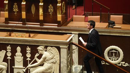 Manuel Valls monte à la tribune de l'Assemblée nationale pour engager la responsabilité de son gouvernement, le 10 mai 2016. (ERIC FEFERBERG / AFP)