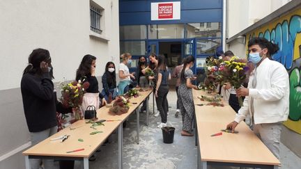 Les moins de 26 ans qui bénéficient de la Garantie Jeunes sont encadrés par les Missions locales, où ils sont initiés à plusieurs métiers, comme ici celui de fleuriste.&nbsp; (MISSION LOCALE DE PARIS)