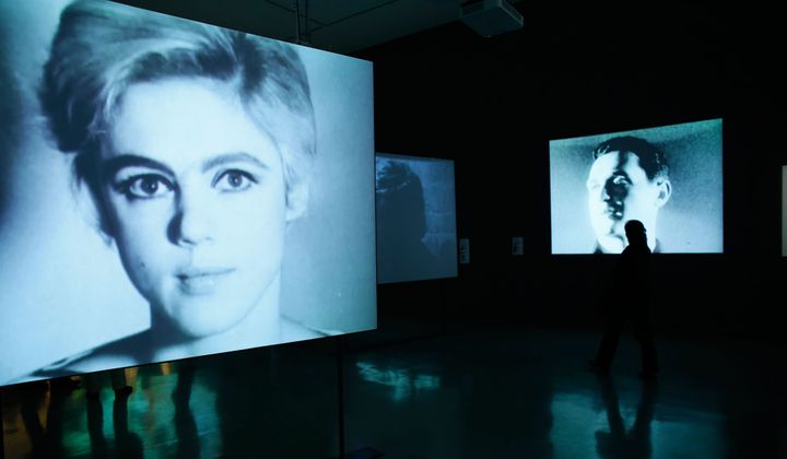 Les "Screen Tests" d'Andy Warhol, projetés au Musée d'art moderne de la Ville de Paris (1er octobre 2015)
 (Thomas Samson / AFP)