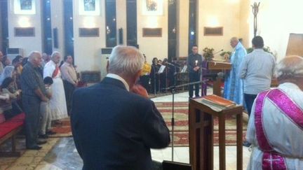 Le 3 novembre, messe dans l'église du quartier Mansour avec Monseigneur Pios, survivant de l'attentat de 2010. (FTV/Stéphane Dubun)