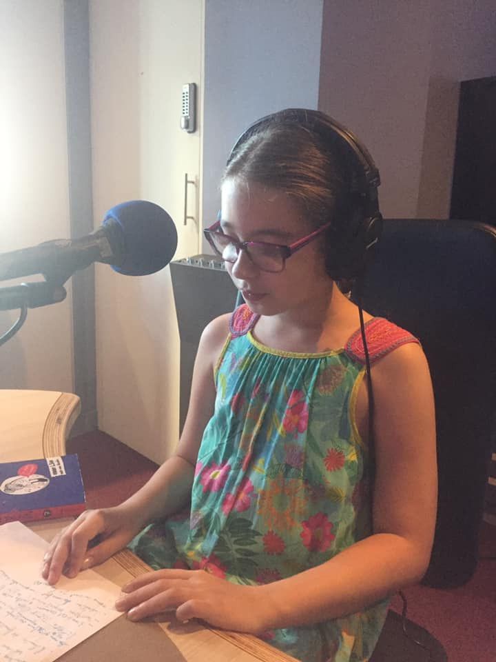 Romane, 11 ans, dans le studio de France Bleu Nord (franceinfo / RADIO FRANCE)