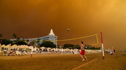 De la fumée noire s'échappe d'un complexe hôtelier lors de l'incendie de forêt qui a englouti une région balnéaire méditerranéenne sur la côte sud de la Turquie, près de la ville de Manavgat, le 29 juillet 2021. (ILYAS AKENGIN / AFP)