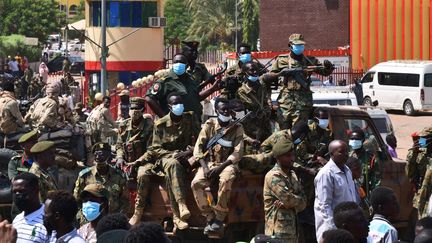 Des forces armées soudanaises surveillent un hôpital militaire et des bureaux gouvernementaux à&nbsp;Omdourman (Soudan), le 25 octobre 2021. (- / AFP)