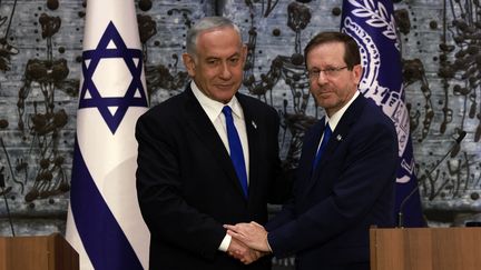 Benyamin Nétanyahou et le président israélien Isaac Herzog, le 13 novembre 2022 à Jérusalem.&nbsp; (MENAHEM KAHANA / AFP)