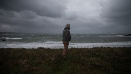 A Kerlouan (Finistère), le 2 novembre 2023, pendant le passage de la tempête Ciaran. (VINCENT FEURAY / HANS LUCAS / AFP)