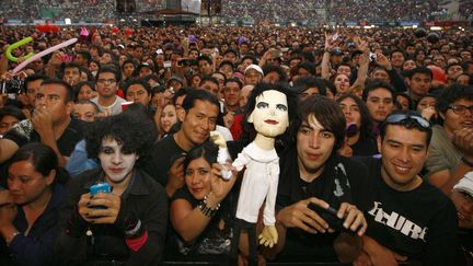 Des fans des Cure attendent le début d'un concert du groupe au Foro Sol à Mexico le 21 avril 2013. (MARCO UGARTE/AP/SIPA / AP)