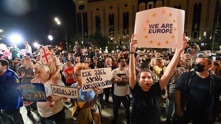 Des manifestants en faveur de l'Union européenne à Tbilissi (Géorgie), le 20 juin 2022. (VANO SHLAMOV / AFP)