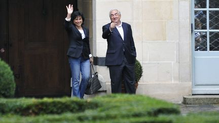 Anne Sinclair et Dominique Strauss-Kahn&nbsp;devant leur domicile de la place des Vosges, &agrave; Paris,&nbsp;le 4 septembre 2011. (JOHANNA LEGUERRE / AFP)