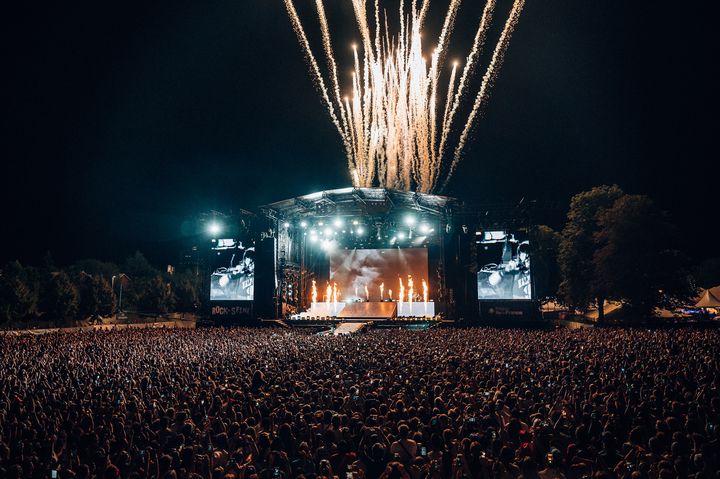 Le feu d'artifice final du concert de Billie Eilish à Rock en Seine mercredi 23 août 2023, sur la chanson "Happier Than Ever". (OLIVIER HOFFSHIR)