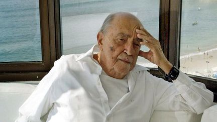 Oscar Niemeyer dans son atelier de Rio surplombant la plage de Cobacabana (juillet 2003)
 (Vanderlei Almeida / AFP)