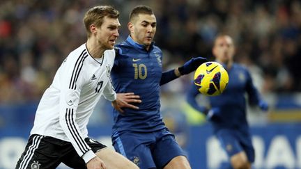 Karim Benzema face à Per Mertesaker en amical (PATRICK KOVARIK / AFP)