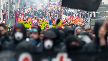 Des manifestants, moins nombreux, poursuivent leur mobilisation contre la loi travail