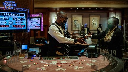 Les croupiers aux tables de jeu (poker, roulette, black jack…) portent masques et visières faciales. Leurs mains sont nettoyées avec du gel tout au long de la soirée.&nbsp; &nbsp; &nbsp; (MICHELE SPATARI / AFP)