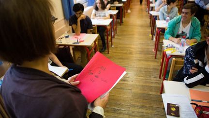 Une professeure s'apprête à surveiller l'épreuve de philosophie au lycée Victor-Duruy, à Paris, le 15 juin 2016. (MAXPPP)